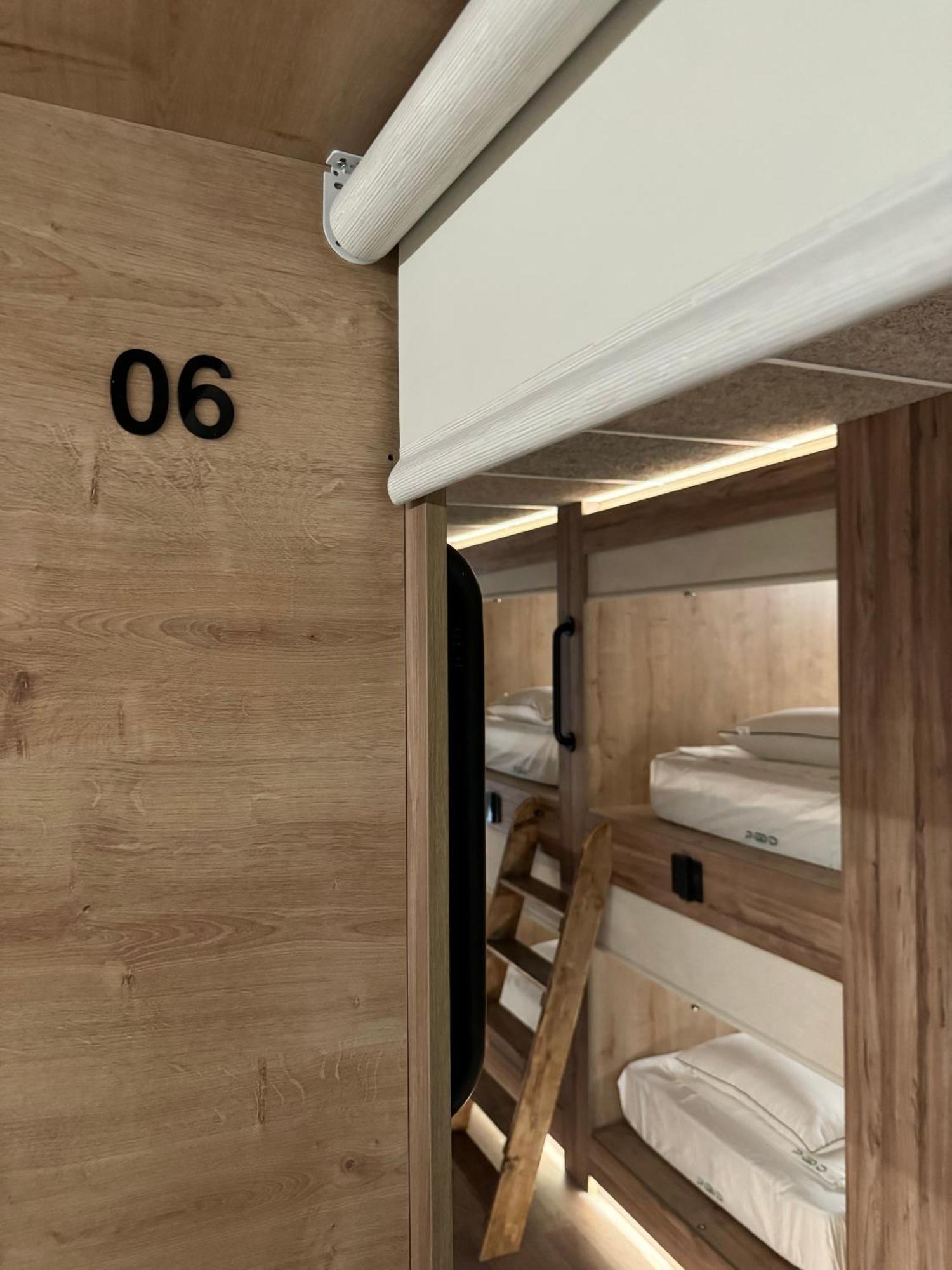 The Pod Suite Hostel Village Valensiya Dış mekan fotoğraf